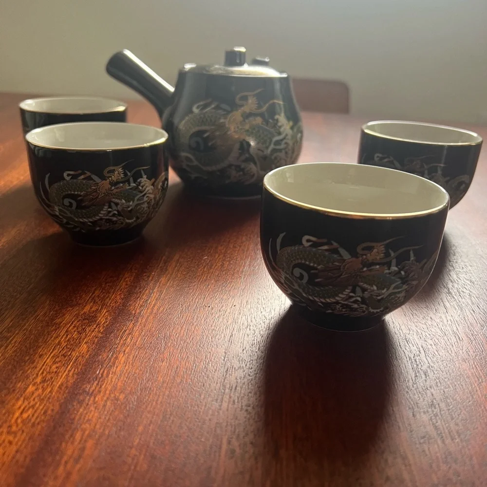 Japanese 7 piece tea set with 5 cups and a tea pot in gold dragon pattern